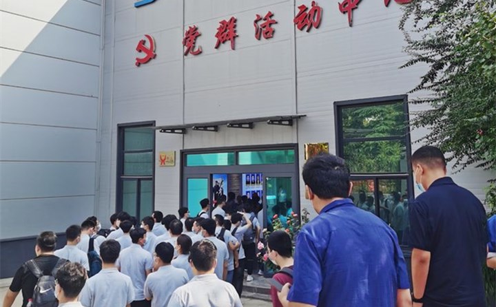 景书记首先带领同学们走进集团党群活动中心.jpg