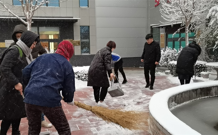 大家齐心协力共扫雪.jpg