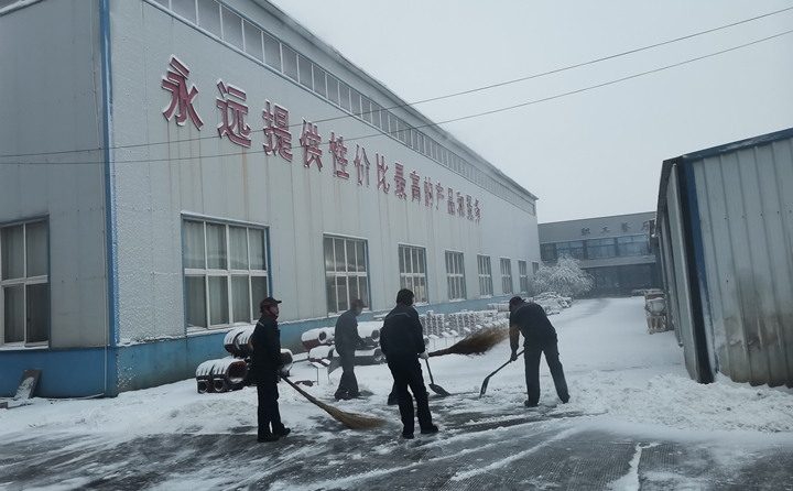 寒风中，雪地里，他们的身影多么美丽.jpg