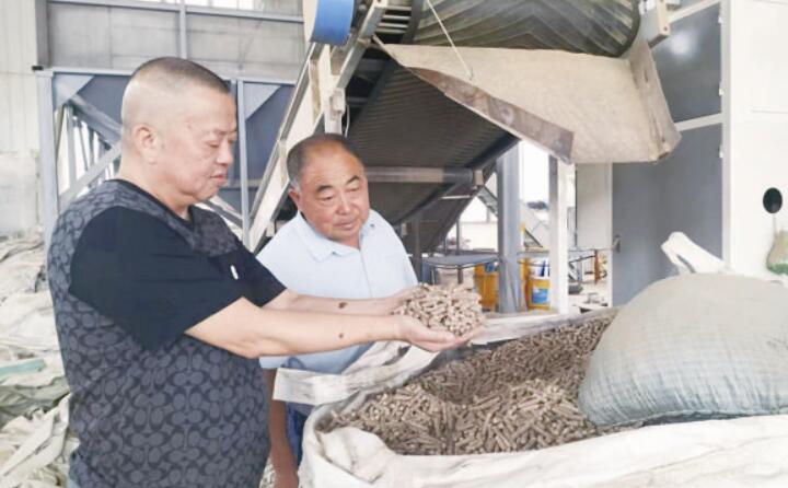 废旧木材变生物质木屑颗粒燃料.jpg